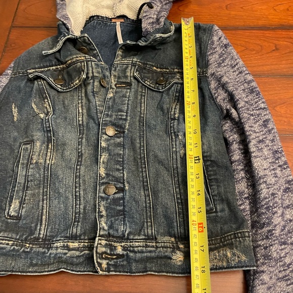 Free People Cropped‎ Distressed Jean Jacket - Picture 3 of 11